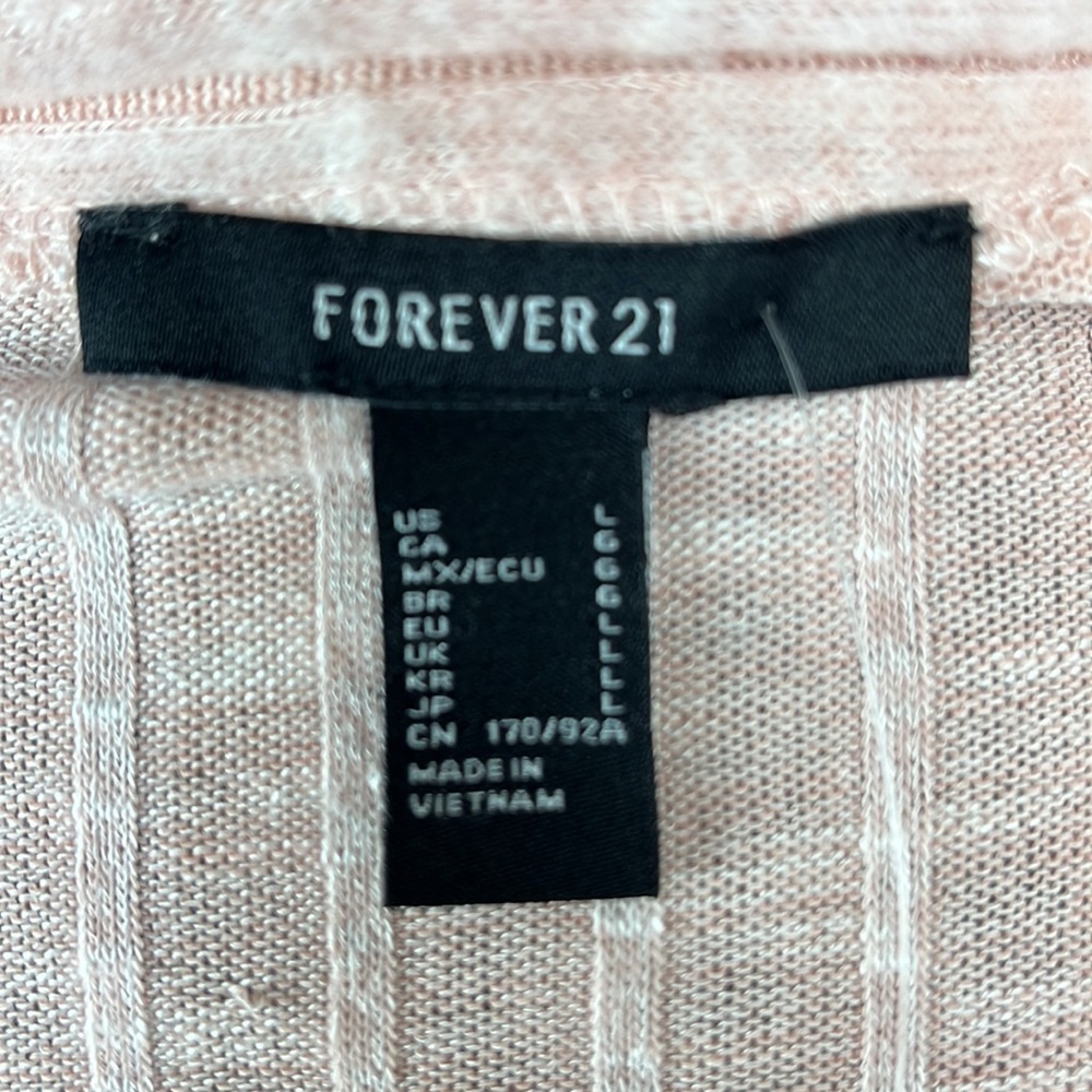 Forever 21 Bundle faux wrap top and Acemi pink velvet top both size L - Picture 4 of 9